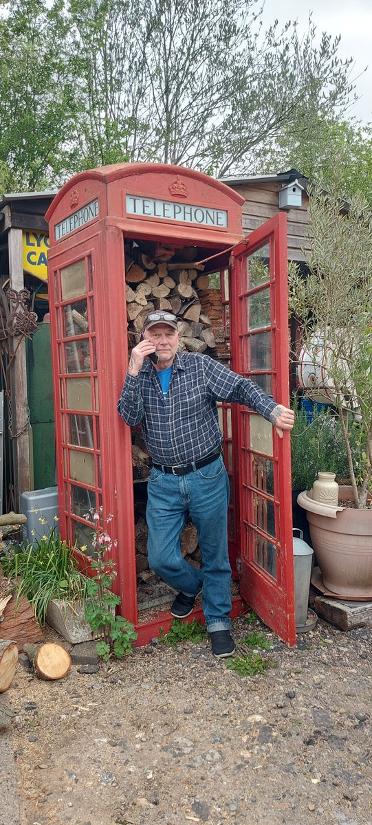 rickblackman01's tweet image. Very novel yesterday to find a working telephone in a K6 phone box at Birling Gap near Eastbourne. My box is full of wood so I use my mobile. Note the crowns at the top. Mine is a Tudor crown which dates it to pre 1953. The other is an Elizabethan crown so is post 1953. #PhoneBox