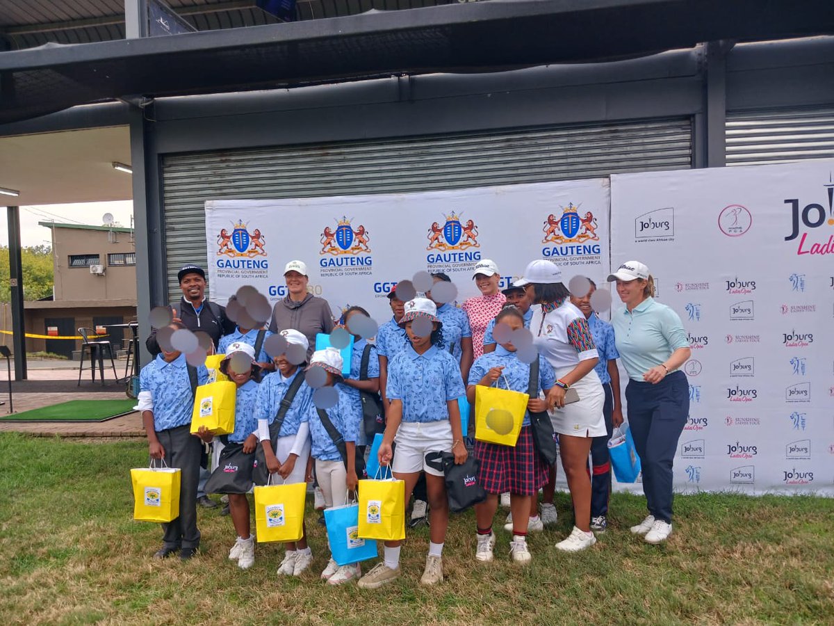 SAPoliceService's tweet image. #sapsGP #SAPS Linden, together with Gauteng Provincial Government, City of Joburg, JMPD, Sunshine Ladies tour and the #CPF, joined hands with Randpark Golf Club to hand out some dignitary packs during the Kiddos Golf Clinic. The packs were presented to about 11 learners aged