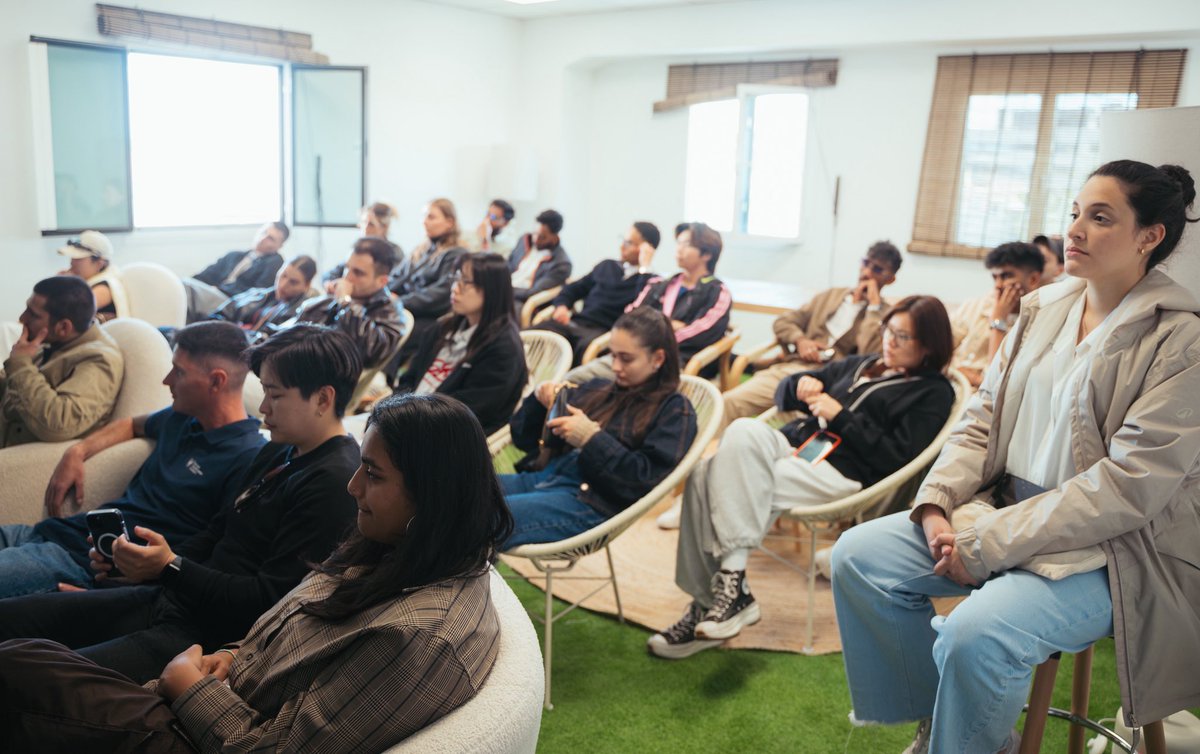 M3padelacademy's tweet photo. ¡BIENVENIDOS! 👋

😊 Esta semana recibimos en M3 a los alumnos internacionales de la @UCAM.

💼 Formación, visión y desarrollo de negocio dentro del ecosistema del pádel.

🌍 Programas internacionales como palanca de crecimiento.

#M3PadelAcademy #M3 #UCAM https://t.co/oGJpjvNEY5