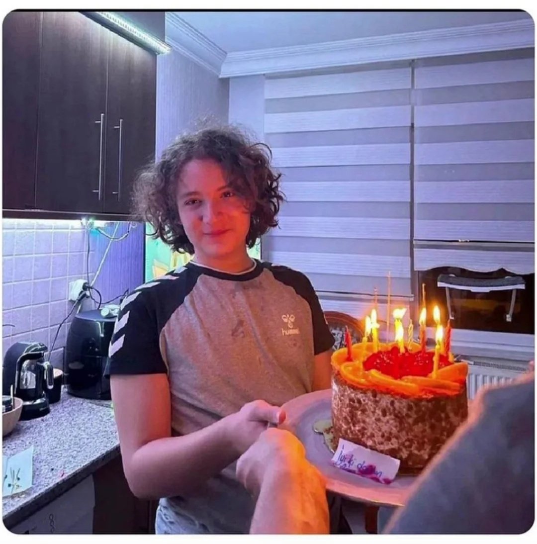 Baba emniyet müdürü, anne öğretmen..
Eğitim öğretim eksikliği söz konusu olamaz..
Peki eksik olan ne?