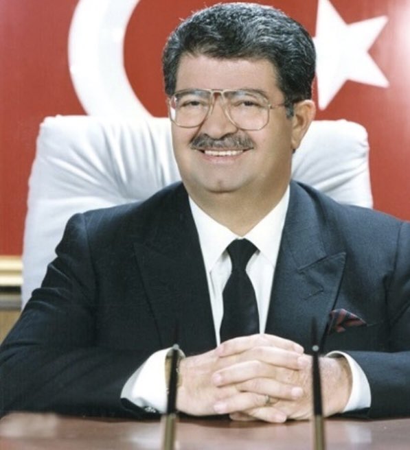 Türkiye’nin değişim ve gelişiminde önemli hizmetleri olan Türkiye Cumhuriyeti’nin 8. Cumhurbaşkanı Turgut Özal’ı vefatının yıl dönümünde saygı ve rahmetle anıyorum. Mekânı cennet olsun.