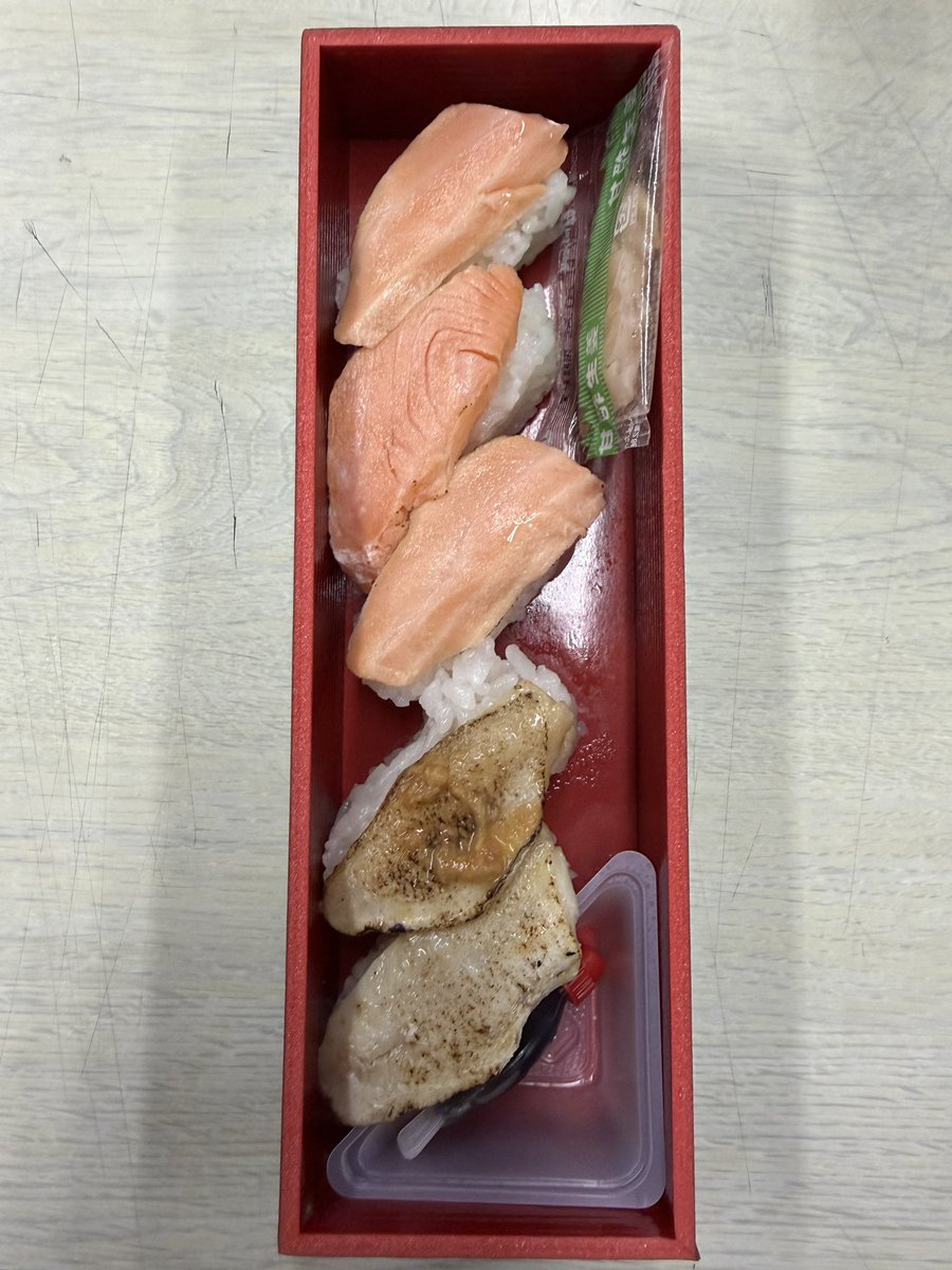 yascorn's tweet photo. お昼ごはんは塩荘の「のどぐろとふくいサーモン寿し」1200円。その前にケーキを食べていたので、少なめなものにしました。塩荘は箸袋の印刷がとても好き。
サーモンはさっぱりしてておいしい！のどぐろは、味噌炙りより直火炙りの方がおいしく感じました。
今日は午前中は東京駅に、午後からは学校。そして今、書泉さんにサイン本描きに向かってます！
#駅弁
#今日のごはん
#駅弁屋祭
#東京駅
