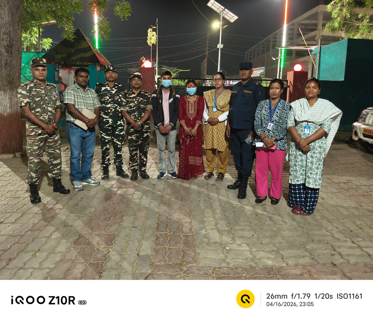 42bnssb_INDIA's tweet image. सीमा चौकी रूपैडिहा पर सशस्त्र सीमा बल की सतर्कता से मानव तस्करी का प्रयास विफल किया गया, कार्यवाही के दौरान एक नेपाली लड़की को सुरक्षित बचाकर उसके जीवन की रक्षा की गई।SSB के जवान हर परिस्थिति में मानवता और सुरक्षा के लिए सदैव तत्पर हैं #HumanTrafficking @SSB_INDIA @SSBFTRLUCKNOW