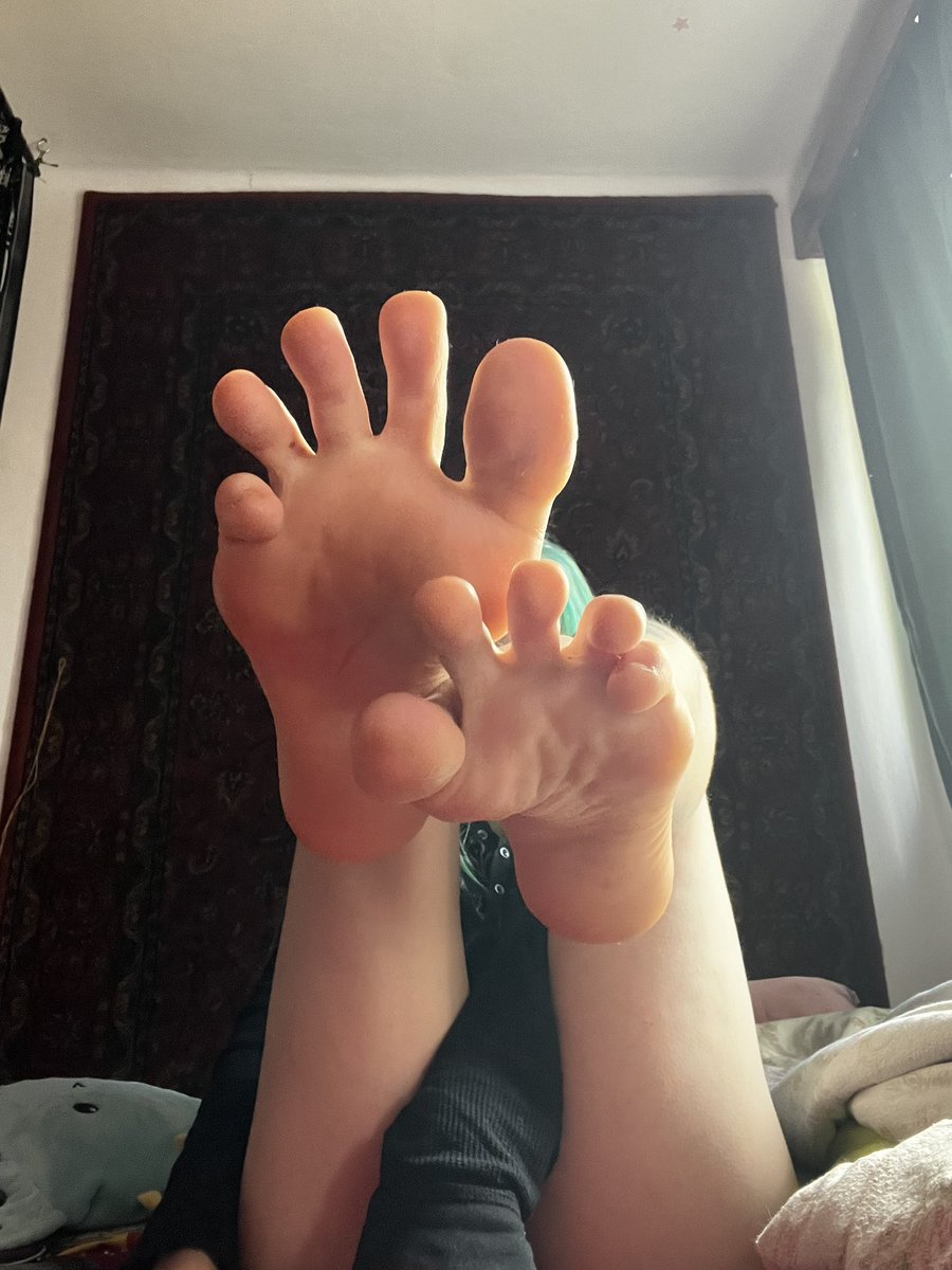 daddySpiky's tweet photo. good morning gooners, one slot open for a feet freak, approach appropriately https://t.co/ATFXVSmxF9