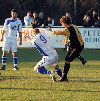 Just_Brymo's tweet image. 4.

The fastest red card in football history?

David Pratt, 2008: Chippenham Town vs Bashley.

He was sent off just 3 SECONDS after kick off for a brutal tackle.

He hadn't even touched the ball.

Some debuts, you'd rather forget.

#Football #RedCard