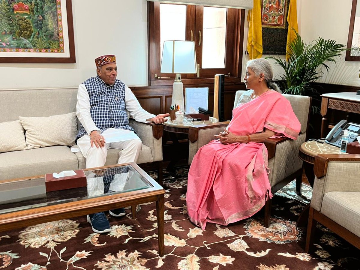 संसद भवन में माननीय वित्त मंत्री <a href="/nsitharaman/">Nirmala Sitharaman</a> जी से शिष्टाचार भेंट की।
इस अवसर पर नारी शक्ति वंदन अधिनियम के प्रभावी क्रियान्वयन एवं महिलाओं के सशक्तिकरण की दिशा में हो रहे प्रयासों पर चर्चा करते हुए उन्हें हार्दिक बधाई एवं शुभकामनाएं दीं।
यह ऐतिहासिक पहल देश में नारी शक्ति को