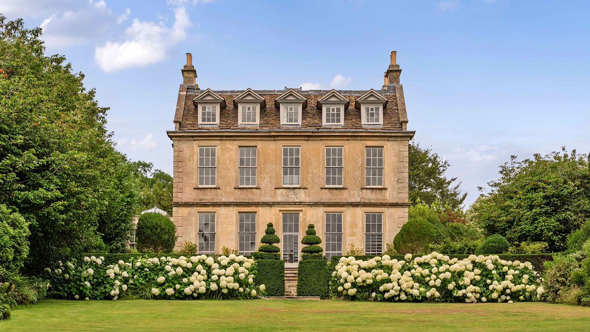 my_estate_agent's tweet image. An exquisite home just outside Bath with a history that touches on Elizabeth I, Queen Victoria, Jack the Ripper and the invention of the flushing loo dlvr.it/TS4pHH #Batheaston #Bath #HistoricalHomes #ElizabethI #QueenVictoria