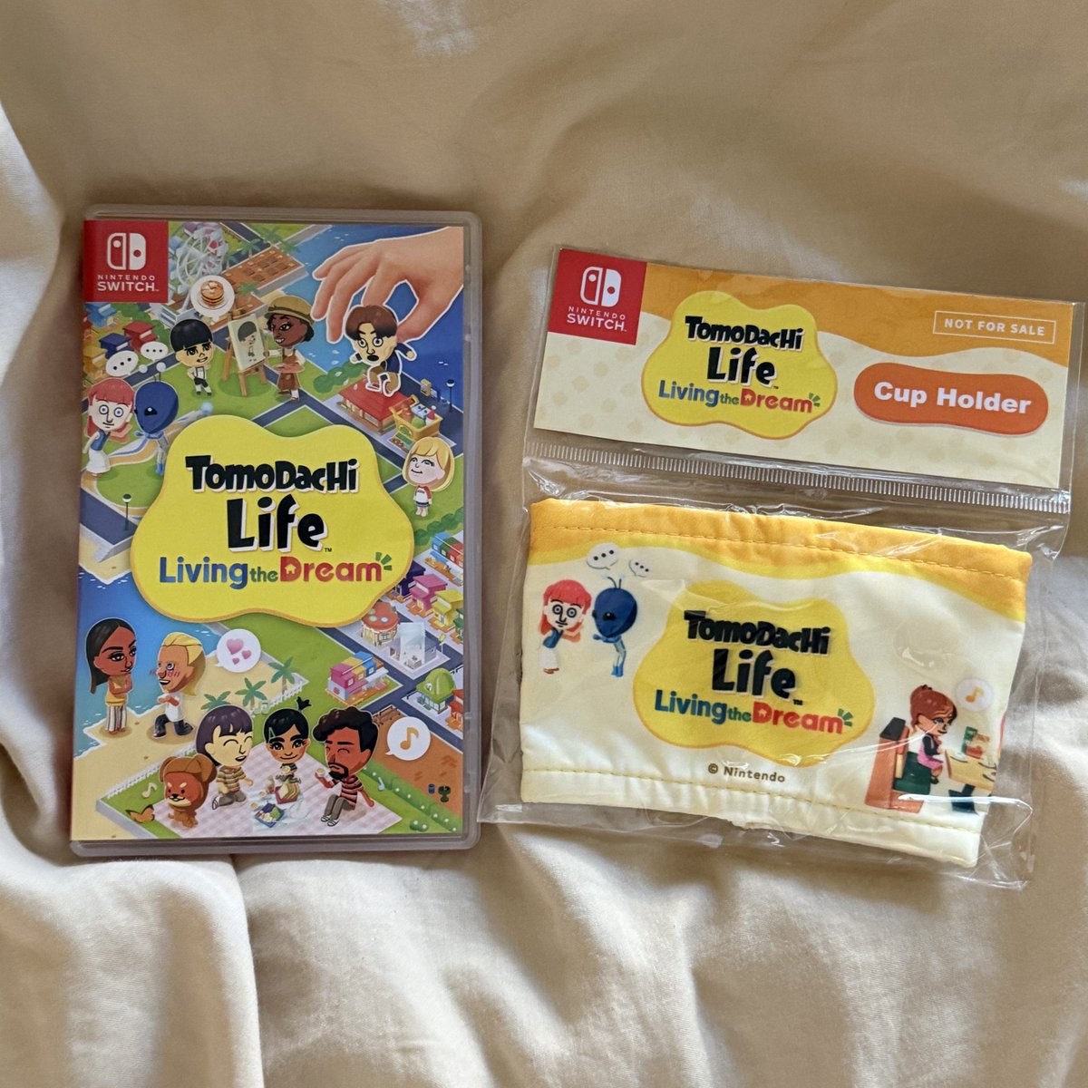 yay got my tomodachi life and didn’t even know it came with a cup holder?? what a nice surprise 😭
