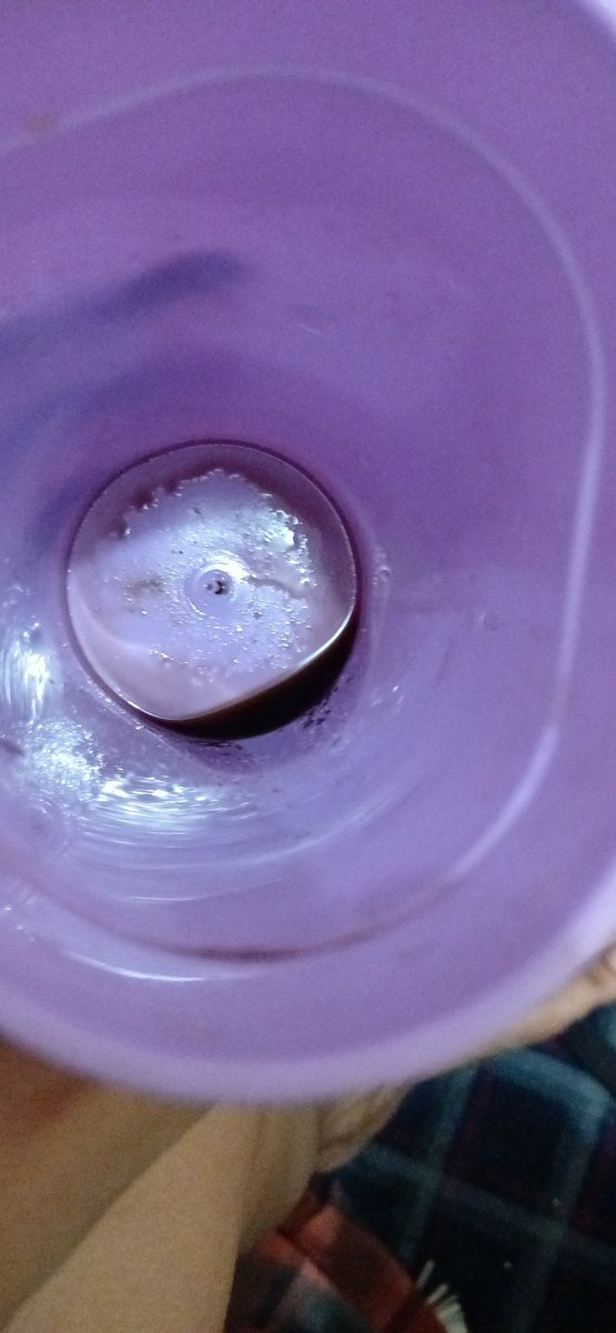 Processerin's tweet photo. Tdi aku minum adem sari, karena panas dalam, terus gelasnya belum aku cuci. Pas mau dicuci air di gelasnya berubah jadi warna hitam, ini aman nggak.... Takutt plis😭 belum exp juga kok, biasanya ga ada begini dahh
HELP https://t.co/emOajnDonL