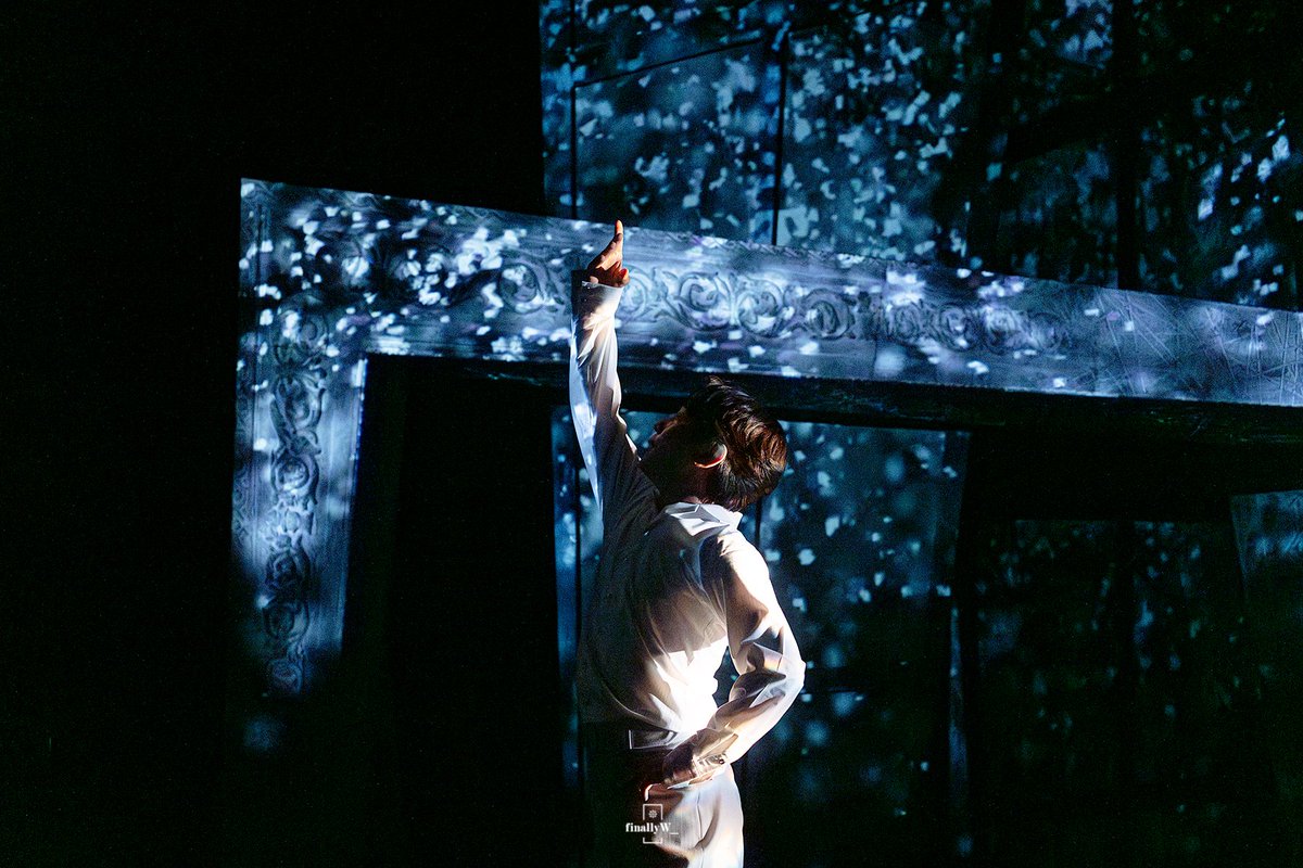 삼연 니진에서 삼연 디아로 온 준형니진 때문에 영원히 두 극을 엮어서 생각하게 돼
자꾸만 기억인댜길 엔딩에 어디에나 엔딩이 오버랩됨
실제로도 똑같은 공연장 똑같은 미장센이라
언젠가 뮤닞 니진으로까지 와줘서 준형니진의 어디에나를 보게만 된다면.. 그냥 객석에서 내가 단장 되기 가능할 듯