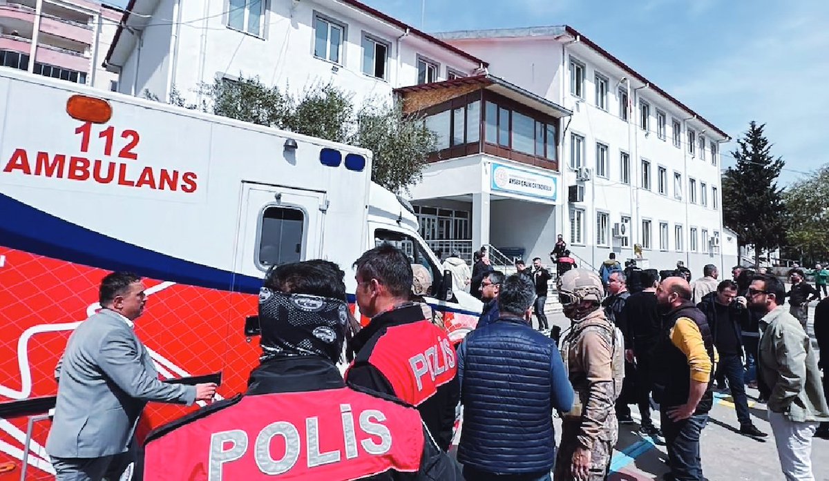 TheDailyPioneer's tweet image. WORLD NEWS

Death toll rises to 10 in Turkey school shooting

Click - dailypioneer.com/news/death-tol…

#Turkey #SchoolShooting #Kahramanmaras #Sanliurfa #GunViolence #SchoolSafety #GlobalNews