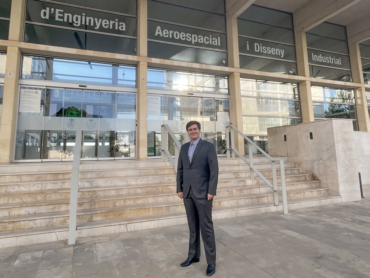aeroespacialUPM's tweet photo. Antonio Ogando, titulado de la #ETSIAE, representa a @La_UPM en la #PegasusStudentConference2026 con un simulador del F/A-18B. Ingenieros aeronáuticos de universidades europeas presentan sus #TFM en un entorno académico internacional.
📰https://t.co/t7QjdU4uNd
#MUIA #somosUPM https://t.co/bSraTpoL8J