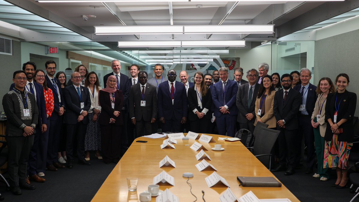 theGCF's tweet image. Towards stronger country ownership and fit-for-purpose finance.

On the sidelines of #WBGMeetings, GCF co-hosted the Country Platforms Ministerial Roundtable.

Leaders 🇧🇷🇨🇴🇬🇲🇮🇳🇱🇸🇴🇲🇵🇭🇹🇬🇺🇬 &amp;amp; partners explored how country platforms can turn climate commitments into #ClimateAction.