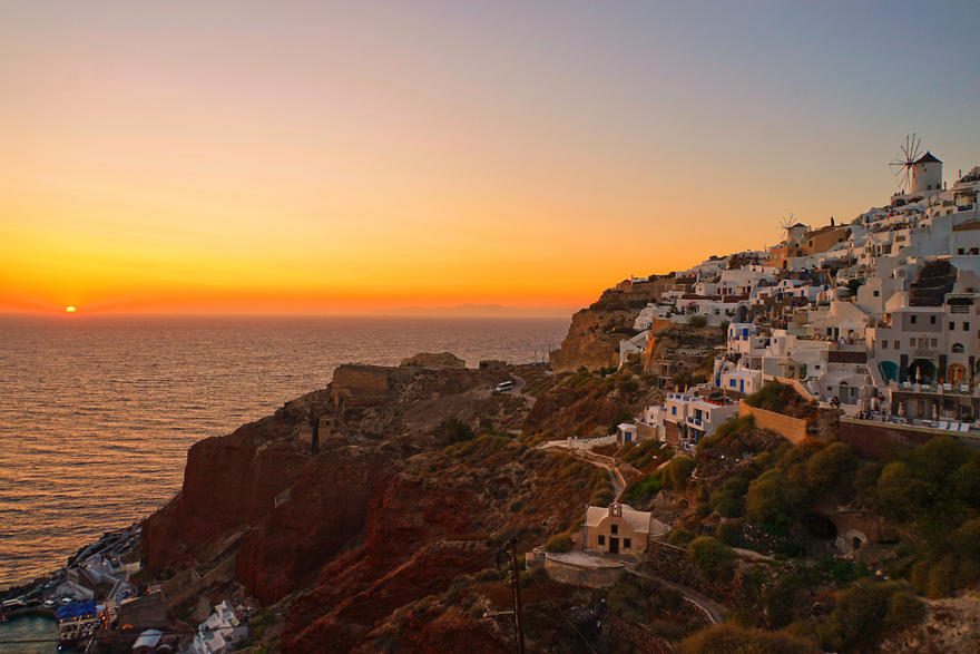 GordonKong11's tweet image. Chasing sunsets in Santorini  White-washed villages, blue domes, and wine by the caldera—pure magic in every golden hour. #SantoriniVibes #Wanderlust