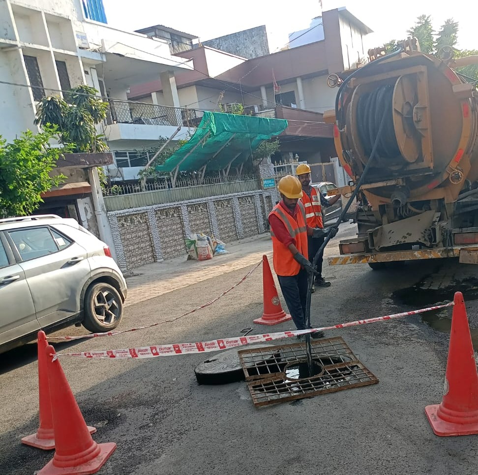 Vidhansh_Rajput's tweet photo. Lucknow ka sanitation system ab zyada efficient ho gaya hai. Sewer issues ab jaldi aur smooth tareeke se resolve ho rahe hain.
Thankyou @myogiadityanath @suez @NagarVikas_UP
#onecityoneoperator #lucknow #sewercleaning #smartcity #happycustomer https://t.co/bcIN75qmg5