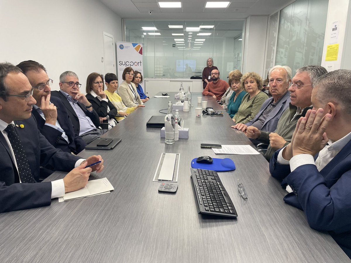 supportgirona's tweet photo. Rebem la visita del president del @parlamentcat, MH Josep Rull @joseprull interessat a conèixer de primera mà com treballem coordinadament amb les organitzacions que integrem l’#Ecosistema de #SalutMental #Girona. De la filosofia de treball a casos pràctics per explicar el model comunitari d’acompanyament jurídic i social i atenció a la salut.