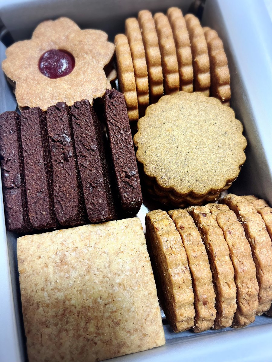 こんにちは！
あっという間に夕方ですね🌆

先日いただいたこちらのお菓子。
シヅカ洋菓子店さんのものです。初めて味わいましたが、シンプルながらも素材の味がしっかり感じられて、大満足！
新たなお菓子屋さんとの出会いに感謝です😊

良い夜をお過ごしくださいね✨