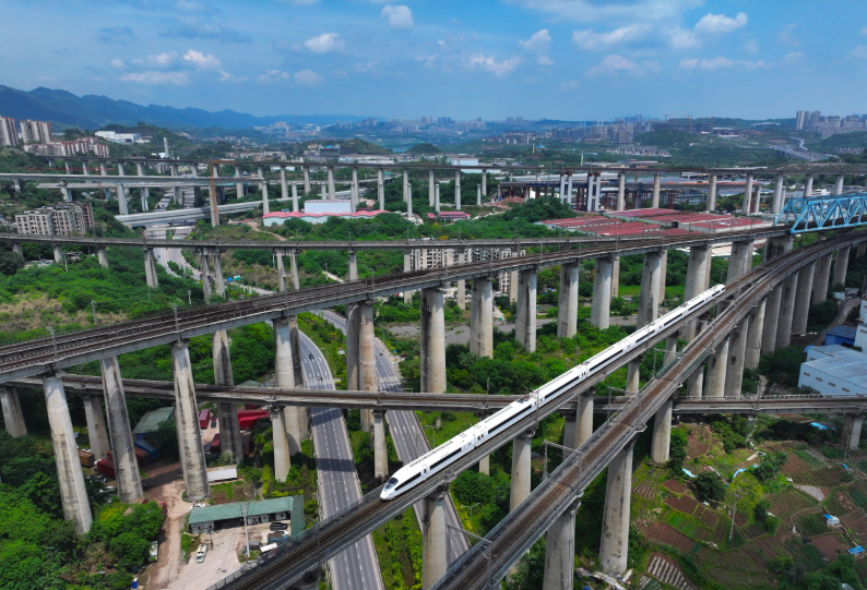 CQ_Liangjiang's tweet photo. Check out #Chongqing’s 8D transportation in Shapingba! 🌉 

Overlapping bridges carry high-speed, passenger &amp; freight trains 🚄, creating a magnificent architectural scene.  #8DCity #Infrastructure #Cyberpunk 

📸 Long Fan/Visual Chongqing https://t.co/w25Cv5XEjy