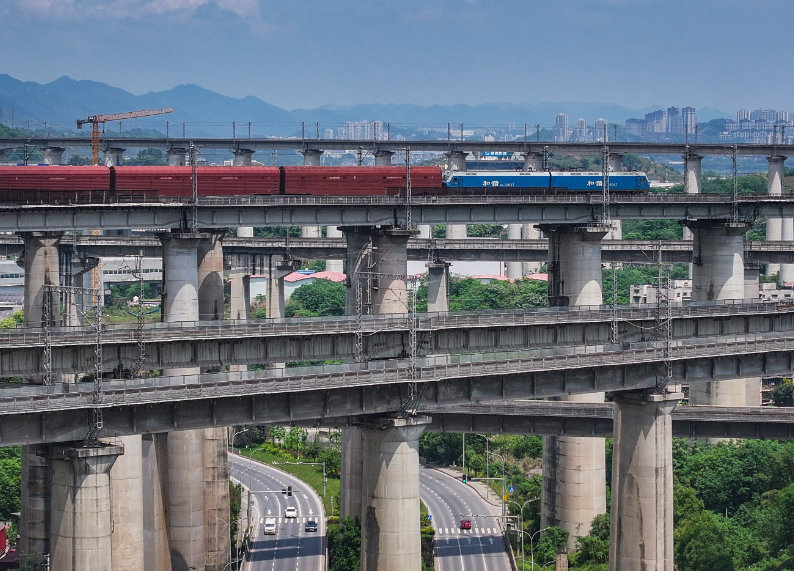 CQ_Liangjiang's tweet photo. Check out #Chongqing’s 8D transportation in Shapingba! 🌉 

Overlapping bridges carry high-speed, passenger &amp; freight trains 🚄, creating a magnificent architectural scene.  #8DCity #Infrastructure #Cyberpunk 

📸 Long Fan/Visual Chongqing https://t.co/w25Cv5XEjy