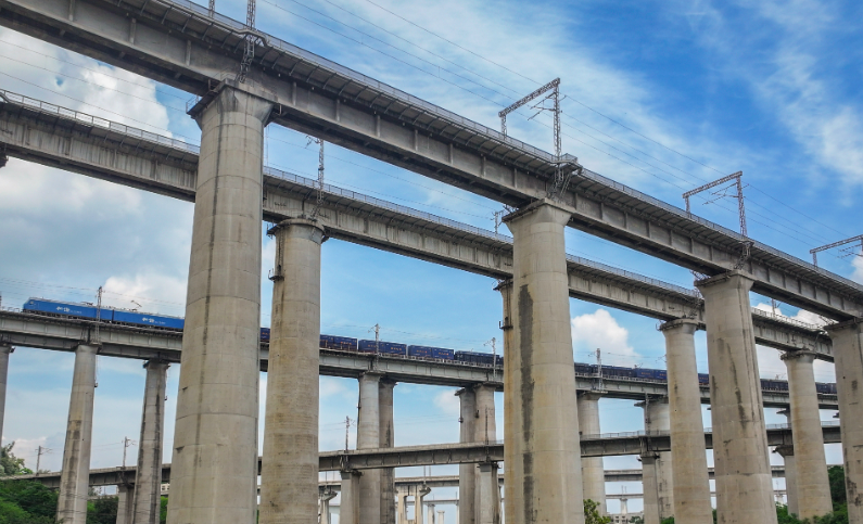 CQ_Liangjiang's tweet photo. Check out #Chongqing’s 8D transportation in Shapingba! 🌉 

Overlapping bridges carry high-speed, passenger &amp; freight trains 🚄, creating a magnificent architectural scene.  #8DCity #Infrastructure #Cyberpunk 

📸 Long Fan/Visual Chongqing https://t.co/w25Cv5XEjy
