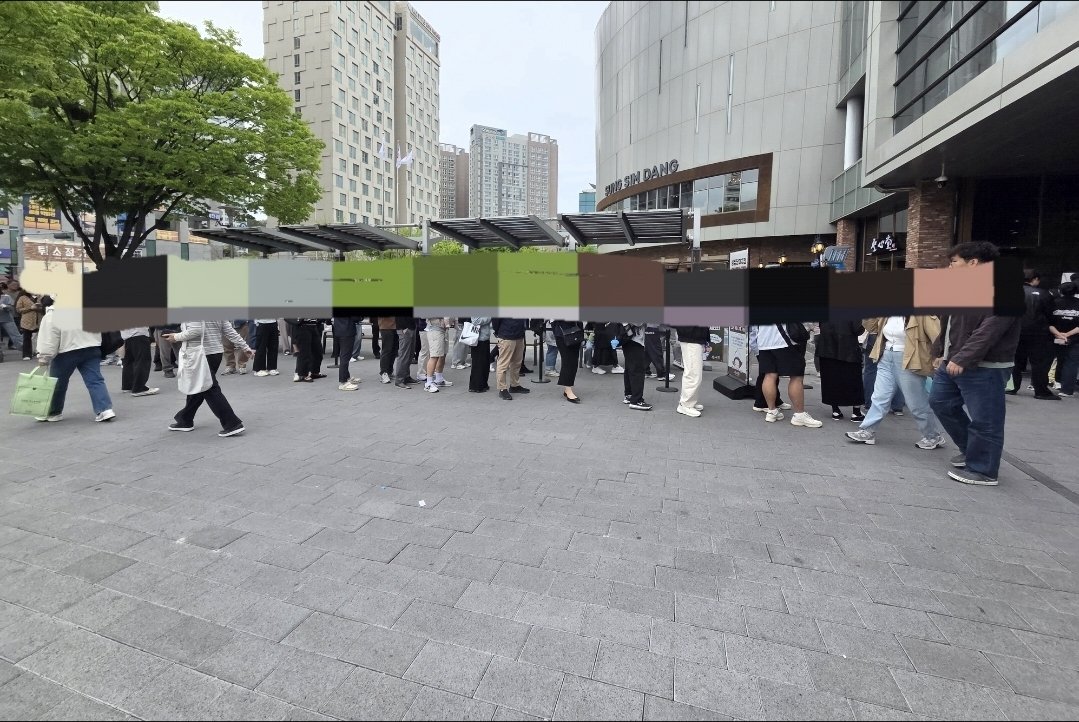 성심당DCC 오늘 가지마라
대전 컨벤션센터에서 행사 때문에 사람 개많다 
대전사이언스페스티발
대한결핵 및 호흡기학회

사람 줄 보고 포기했음
건너편 튀소 정거장이 그나마 나은데
거기도 줄 선다

DCC점이 원래 사람 제일 적은데
내 아몬드크로아상 못사고 왔다
사람들 바글바글바글바글
두손에