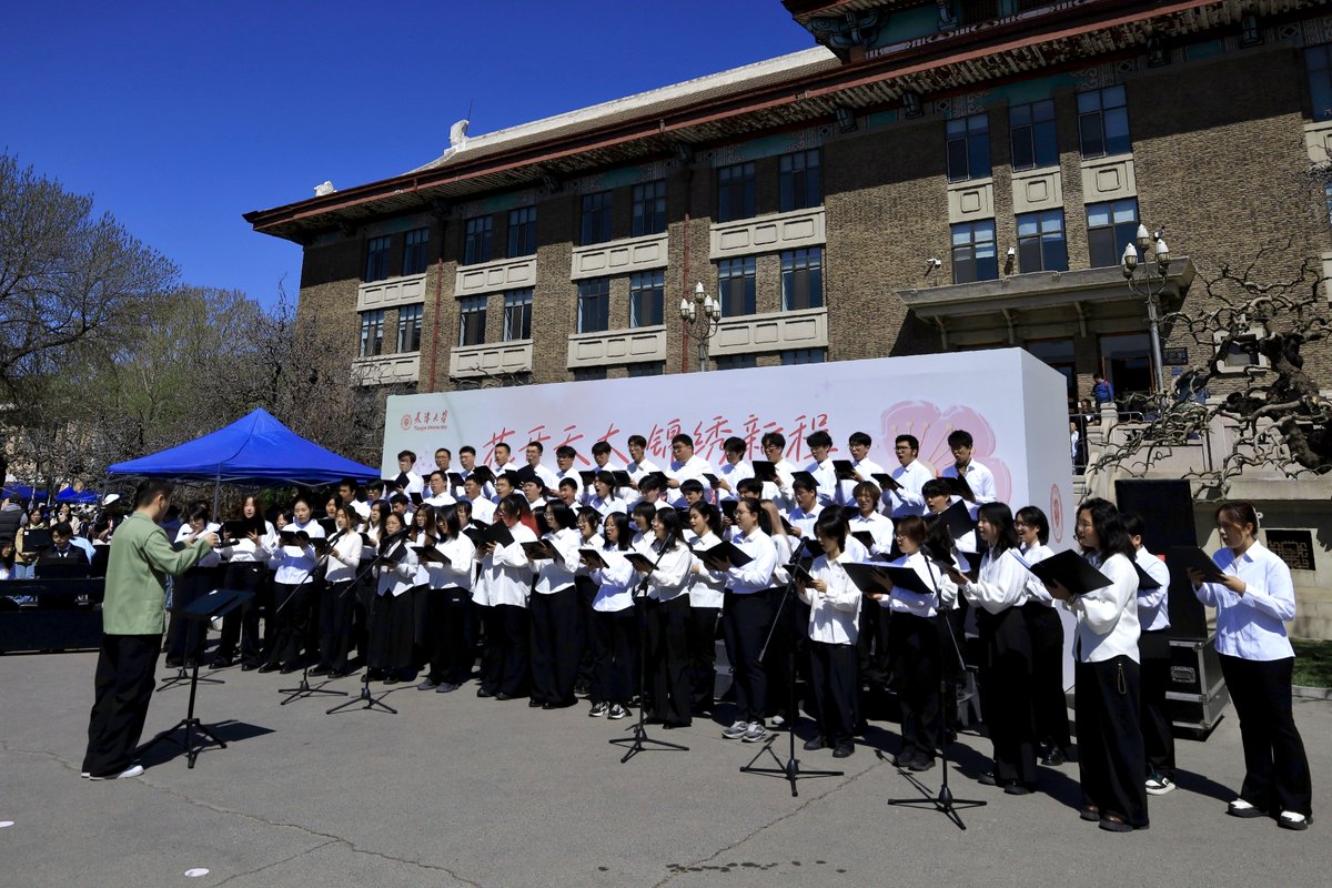 TianjinUniv1895's tweet photo. Peiyang Art Troupe lit up the blooming🌺 campus with a stunning show of choir, opera, folk music🎶 and dance🪩
#TianjinUniversity #TJU #CrabappleBlossom #PeiyangArtTroupe #ChineseCulture #Art #SpringAtTJU #CampusLife #StudyInChina #qingming https://t.co/ujqfLFszhY