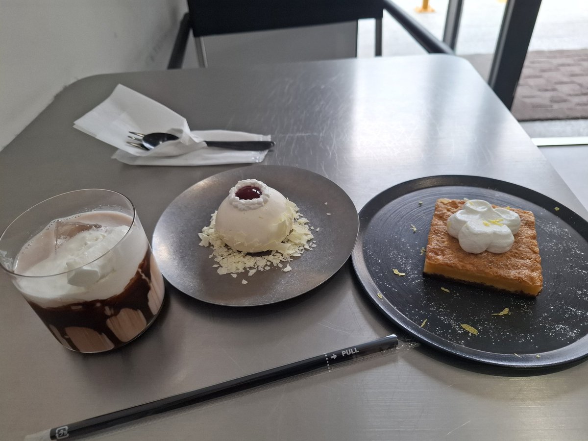 okabe1982's tweet photo. caffeVelieでホワイトガトウショコラとレアチーズケーキ豚トロチョコレートミルクを頼みました
ホワイトガトウショコラとレアチーズケーキ両方美味しく大満足です＼(^-^)／ https://t.co/oVNJ58zhjW