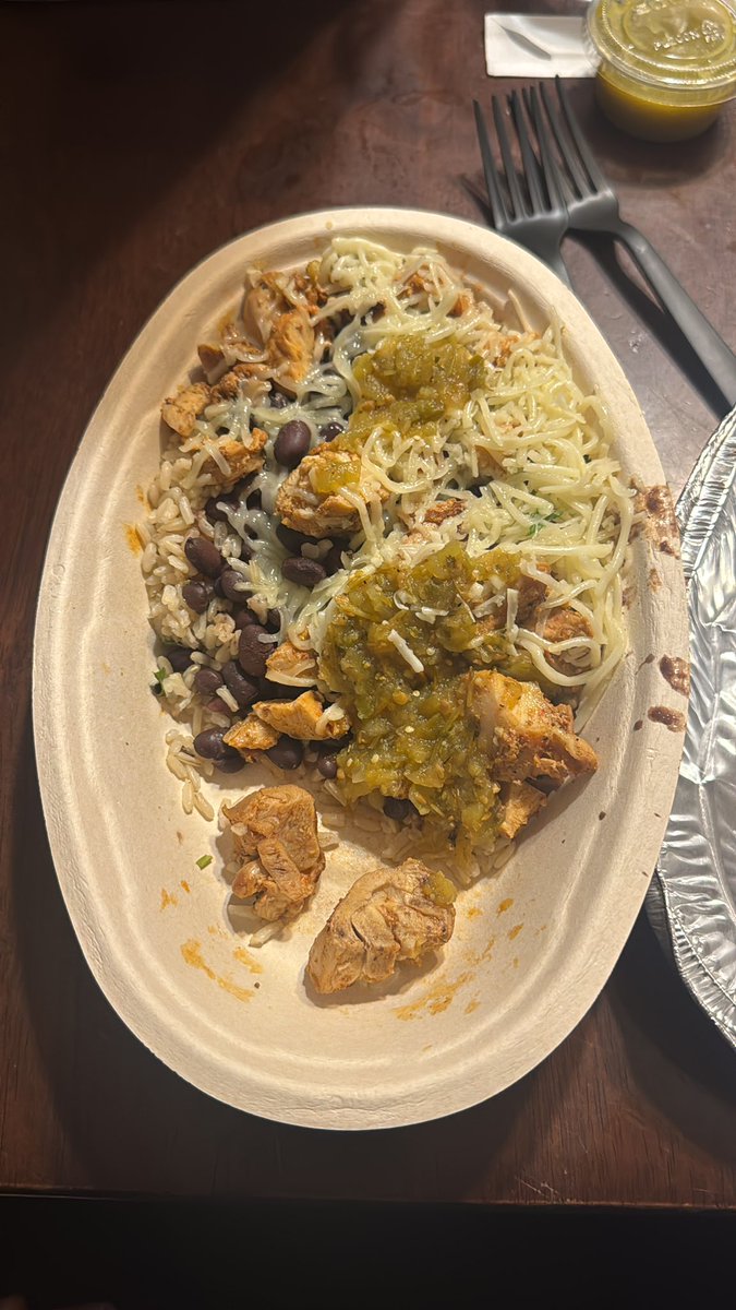 sorah333's tweet photo. does this look like the bowl i ordered 😭 @ChipotleTweets https://t.co/eWwvRaQ6bn