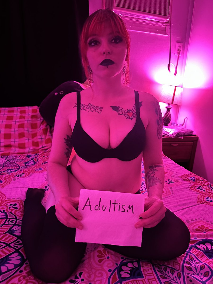 PoisonxLily tweet media