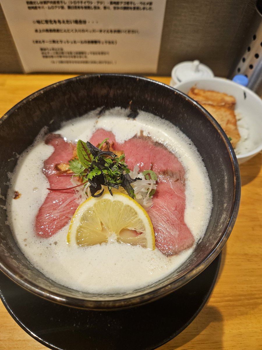 otamaraamen's tweet photo. 獅子丸 名古屋店にて、
和牛ぱいたんラーメンです。
炙りチャーシュー丼も付けました。
とてもクリーミーなスープで、スープも飲み干したいくらい美味しかったです✨
開店15分前に行きましたが、もう並ばれてる方も多かったです。
ギリギリ座れて良かったです。
また行きたい！
 #ラーメン  #獅子丸 https://t.co/j86rY8epKO