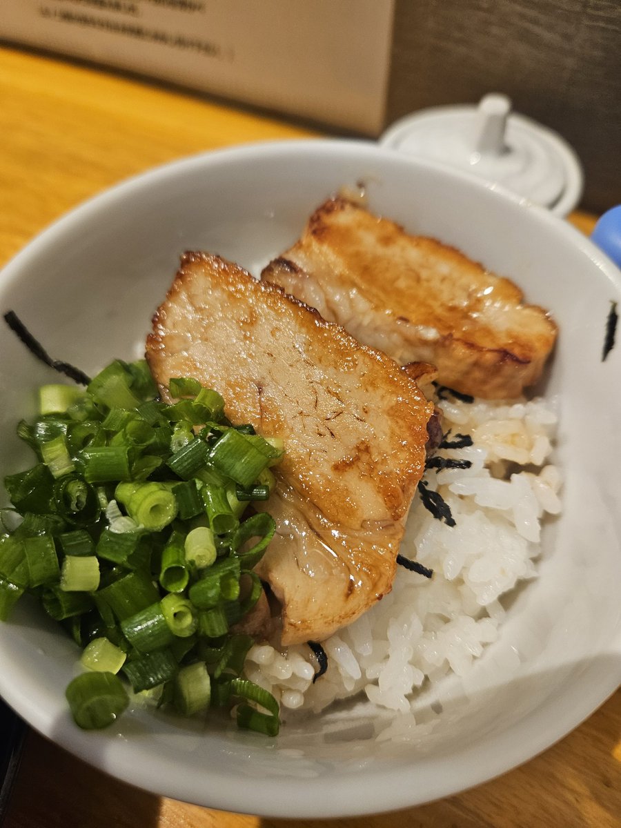 otamaraamen's tweet photo. 獅子丸 名古屋店にて、
和牛ぱいたんラーメンです。
炙りチャーシュー丼も付けました。
とてもクリーミーなスープで、スープも飲み干したいくらい美味しかったです✨
開店15分前に行きましたが、もう並ばれてる方も多かったです。
ギリギリ座れて良かったです。
また行きたい！
 #ラーメン  #獅子丸 https://t.co/j86rY8epKO