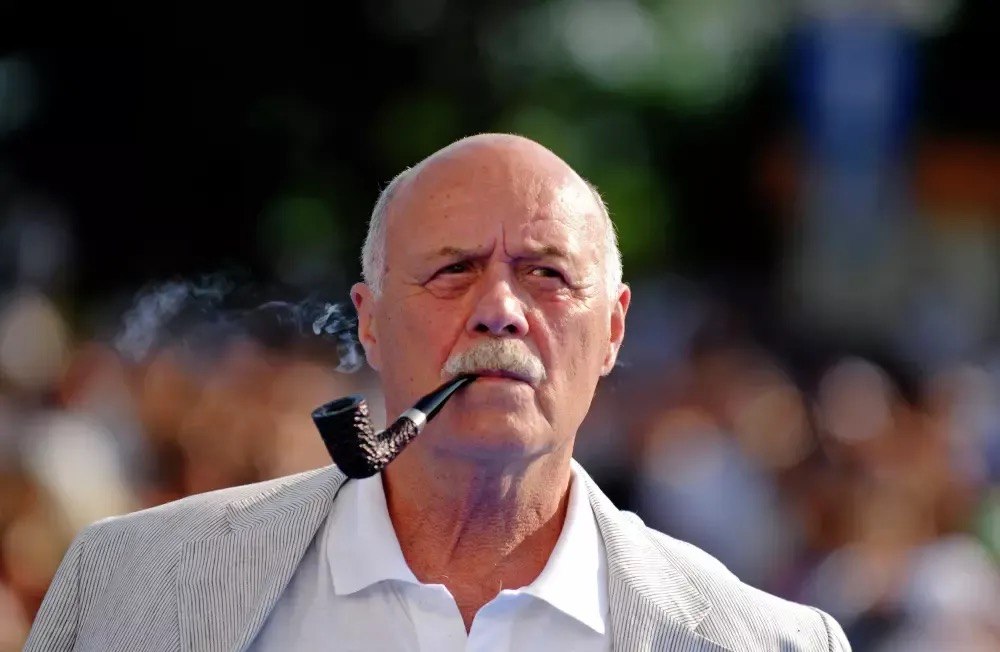 RusEmbUSA's tweet image. In dedication to iconic Russian #movie director, actor and public figure Stanislav Govorukhin, who passed away in 2018, the Embassy invited compatriots, members of the diplomatic corps and Americans with knowledge and interest in Russian #culture to a special #screening of the
