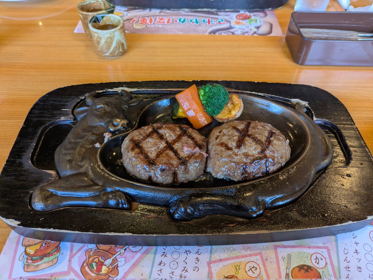 今日のランチは、さわやかさんのげんこつハンバーグ！
焼き立てレアで、めっちゃ美味しい✨