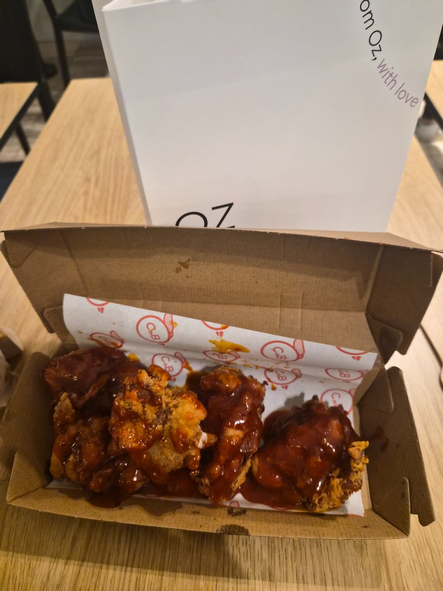 Endlessejami's tweet image. @ActorLeeMinHo Hope you enjoyed your lunch.  Tried Korean Fried Chicken with Korean sweet chilli sauce, today.  No wonder they offer free disposable gloves.  Was delicious but next time Ill have it at home not try eat in the food court.  Cant take me anywhere. 😅 #Adelaide
