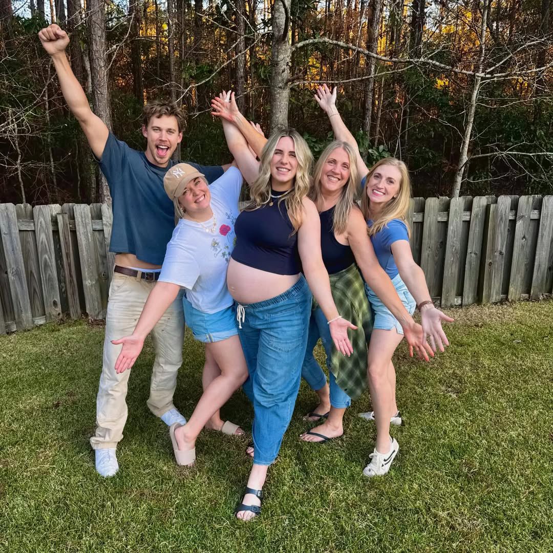 AustinButlerTH's tweet photo. 📸 ออสตินกับญาติๆ
( via ; ig : destineenoele ) https://t.co/FbcjLZfzP3