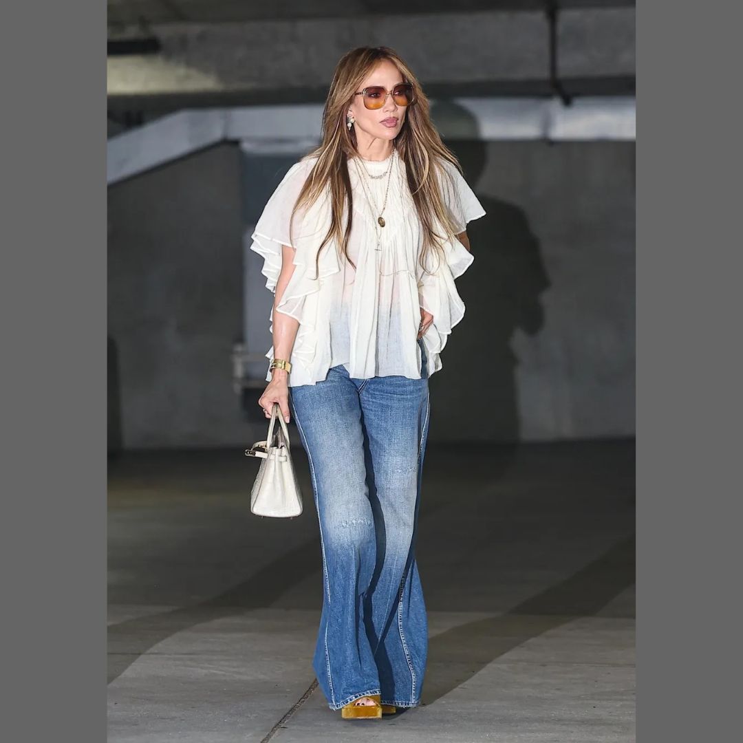Estampas's tweet image. #Estampas | La primavera 2026 apuesta por jeans acampanados con blusas boho: telas fluidas, bordados sutiles y detalles artesanales marcan la tendencia, tal como lo lleva Jennifer López en este look elegante que mezcla aire bohemio con silueta pulida y femenina. #Moda