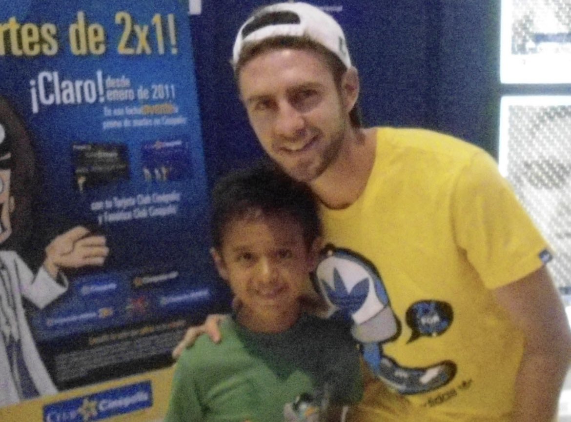 AlexDom64's tweet photo. Mira @Miguel_layun , hace 15 años nos encontramos en Cinépolis de Córdoba, Veracruz. Fuiste mi primer ídolo de niño y te agradezco mucho por la foto, espero encontrarnos pronto, saludos! https://t.co/MqcWMCur9g
