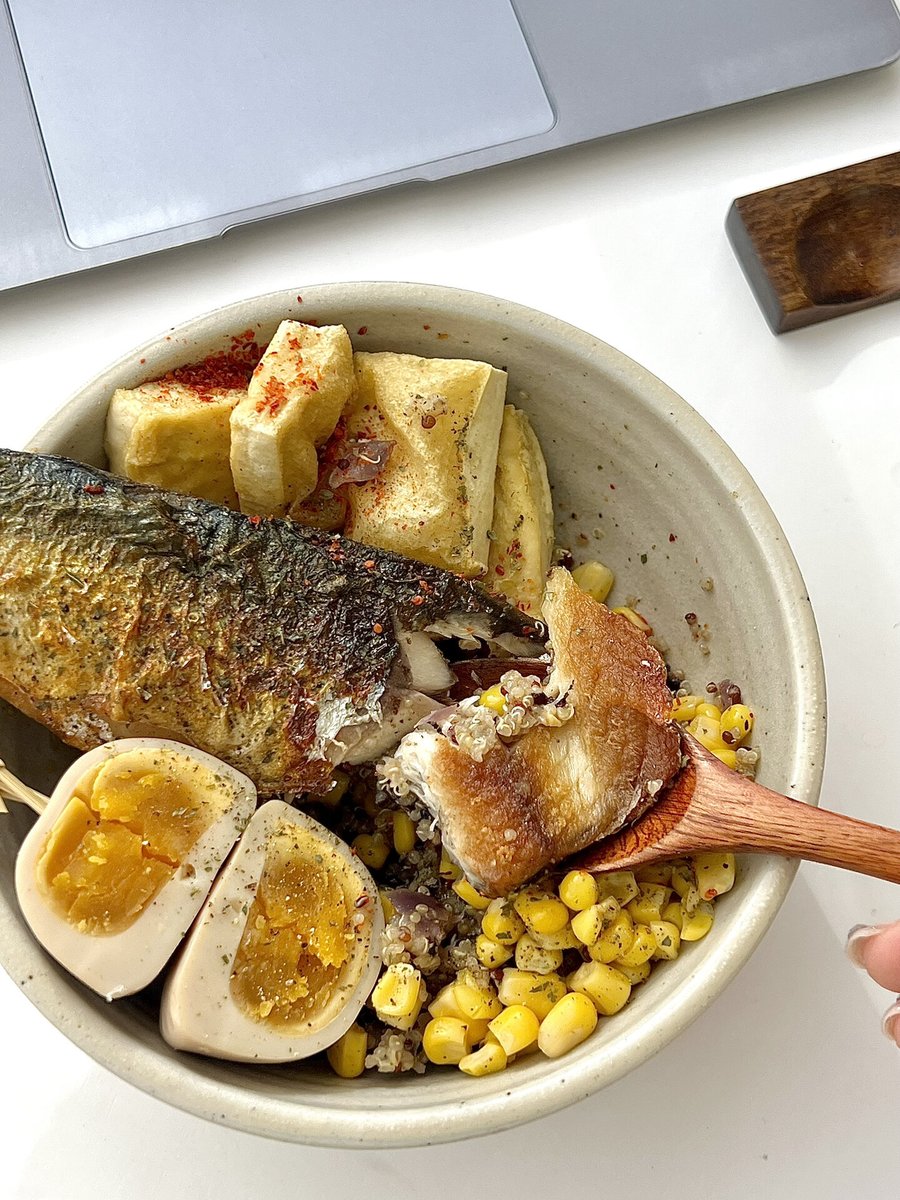 ASonkina's tweet image. 300-calorie Post-Workout Fuel! Grilled chicken + quinoa + roasted veggies (zucchini, bell pepper) + a dash of olive oil. Protein to repair, fiber to fill—no junk, just flavor. Eat clean, feel strong!  #FatLossMeal #CleanEating