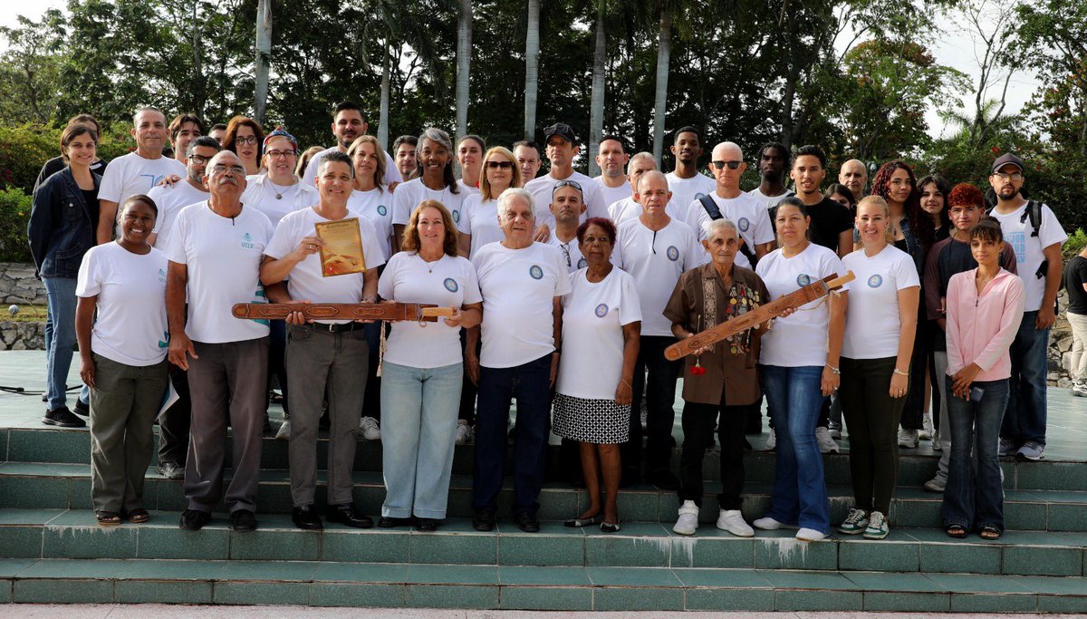 UJC_UCLV's tweet photo. 🇨🇺 Orgullo para los hijos de la UCLV. 

✊️ Este 16 de abril la #UCLVnuestra recibió este 16 de abril la Réplica del Machete Mambí del Generalísimo Máximo Gómez, distinción otorgada por el MINFAR. 

✊🏻Seguimos #JuntosPorCuba 

#GirónEsHoy #CubaEstáFirme 
#VillaClaraConTodos https://t.co/4XKLvivSWa