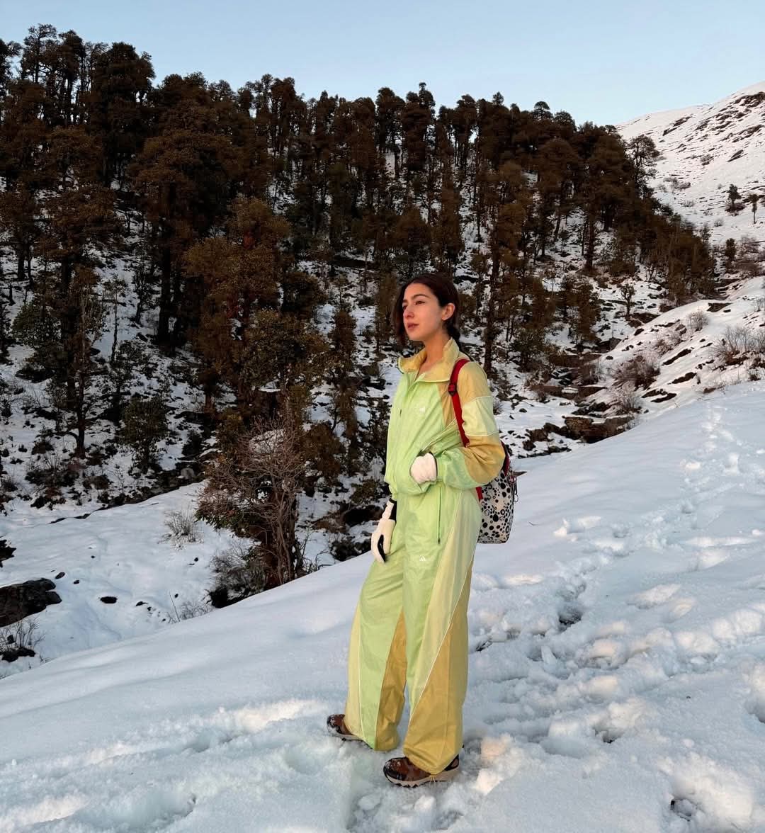 FilmcityWorld's tweet image. Adventure lover Sara Ali Khan shares stunning snowy mountain moments ❄️🏔️
“It’s not the mountain we conquer, but ourselves.” ✨
#SaraAliKhan #Mountains #Adventure #Bollywood