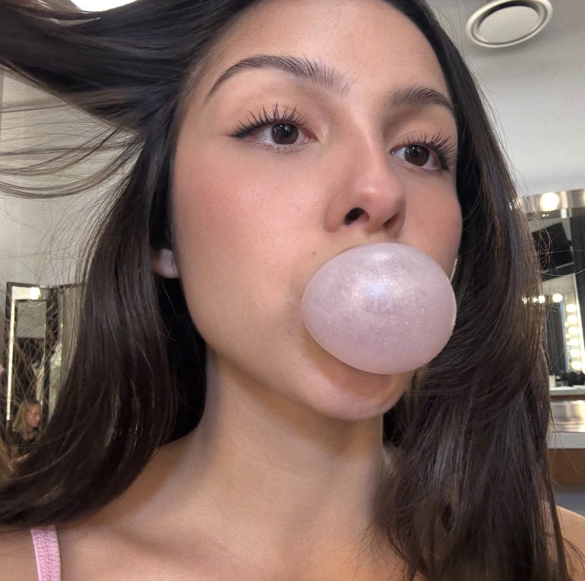 jay loves DROP DEAD 🩷🤍🎸 tweet media