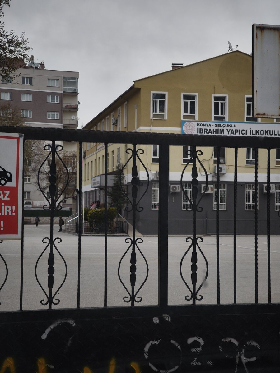 doann's tweet photo. @konyamem @KonyaEmniyeti 

Çocuklar okula servis ile bırakılıyor, kapı duvar.. Servis firması fabrika servisine yetişsin diye kapalı okulda bekliyor. Servis firması c plaka olmadan servis yapıyor, sabah servislerinde hostes bulundurmuyor. İlla bir çocukmu ölmesi lazım? https://t.co/8eUSnZCr8D