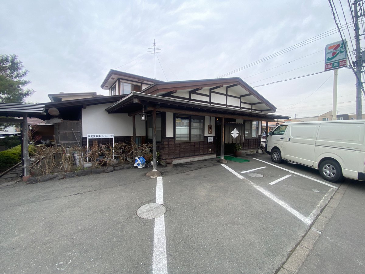 cozy772's tweet photo. 蕎麦家 大徳
北海道伊達市末永町12-100 
店横１０台ほど🅿️
老舗の店構えで石油ストーブが真ん中にあり道産子心をくすぐる。
鴨つけそばの薬味におろし生姜がナイス。平べったい麺に鴨が合う。リピ確定👍
#北海道グルメ　#蕎麦 https://t.co/mjYWhYEc9T