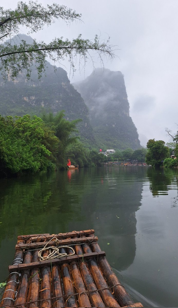 dmanso73's tweet image. No soy de publicar nada que no sea gastronomía y vino, pero este paseo en balsa de bambú merece ser compartido. Buen día a tod@s 🛶
#viajar #Yangshuo #China