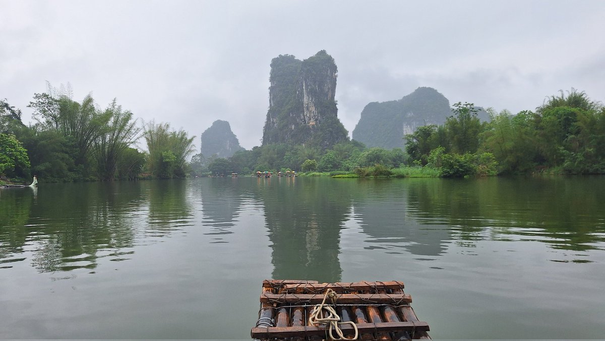 dmanso73's tweet image. No soy de publicar nada que no sea gastronomía y vino, pero este paseo en balsa de bambú merece ser compartido. Buen día a tod@s 🛶
#viajar #Yangshuo #China
