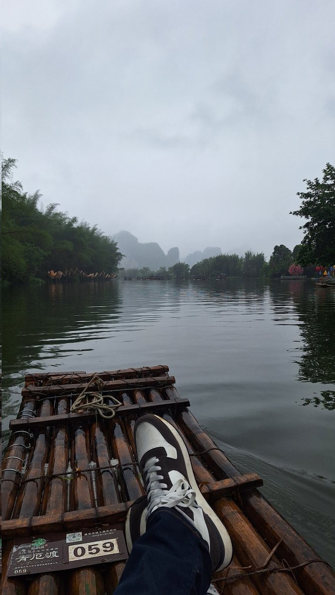 dmanso73's tweet image. No soy de publicar nada que no sea gastronomía y vino, pero este paseo en balsa de bambú merece ser compartido. Buen día a tod@s 🛶
#viajar #Yangshuo #China