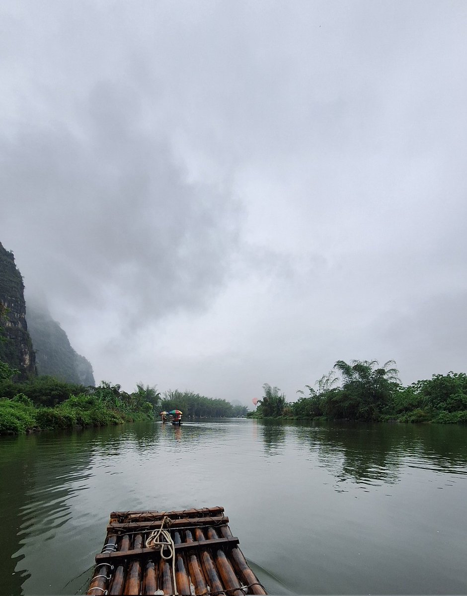 dmanso73's tweet image. No soy de publicar nada que no sea gastronomía y vino, pero este paseo en balsa de bambú merece ser compartido. Buen día a tod@s 🛶
#viajar #Yangshuo #China
