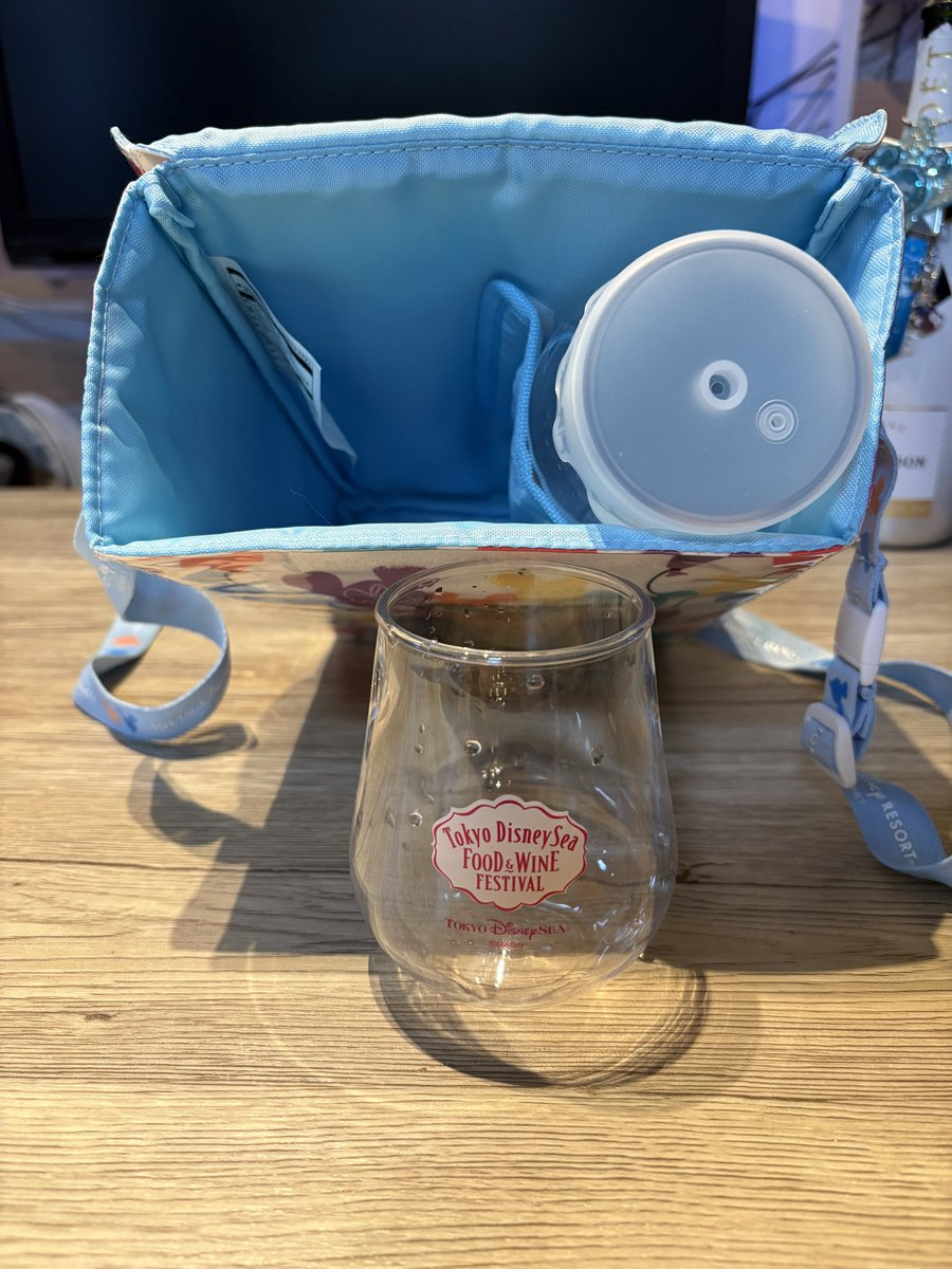04n050's tweet photo. 酒カスはこのポップコーンバケットとダイソーのシリコンカップカバー買って下さい。

酒2種とポップコーン1箱を持ち歩きながら両手をフリーにできます。おすすめです。 https://t.co/9YFbB7hq2u