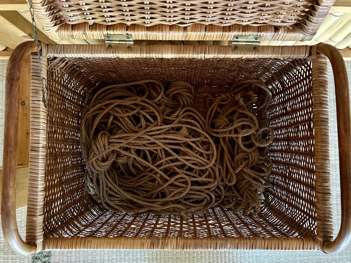 Rbow_wow's tweet photo. 昨日井原市の古道具屋で見つけたラタン籠。足高で風通しが良いので縄入れにピッタリでは？！と園長にLINEしたら珍しく即許可がおりた逸品。
水洗いして乾かして、いま縄IN！ 園長が沖縄に縄持ってってるので数は少ないですが、良い感じです。 https://t.co/YeEh8QGH0c