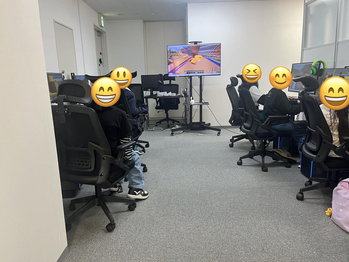 eSportsLab_keio's tweet photo. 【今週の高幡不動教室】空に浮かぶオリジナルコース作りに夢中！

今月のテーマは「飛行場を作ろう！」
大空を飛び回るレースに向けて、空中に浮かぶ巨大なリングやコース案内の矢印などを自動で作るプログラムに挑戦中です☁️✨

「大きさを自由に変えられる命令」や「きれいな円を描く命令」などを組み合わせ、自分だけのコースを建設。
頭の中で図形や空間をイメージしながら組むのは少し難しいですが、思い通りのコースが完成した時の達成感は格別！

最後はみんなでレース大会を開催🏁
遊びの延長で、自然と「考える力」や「やり抜く力」が育っています☺️

🌸5月まではお得な入会キャンペーン実施中🌸
👇無料体験のお申し込み・キャンペーン詳細はこちらから👇
[https://t.co/p8yeqO8koD]

#マイクラ #マイクラプログラミング #京王esportsLab #高幡不動 #プログラミング教室 #日野市子育て
